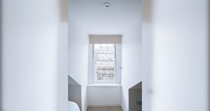 2 bedrooms, internet, bed sheets