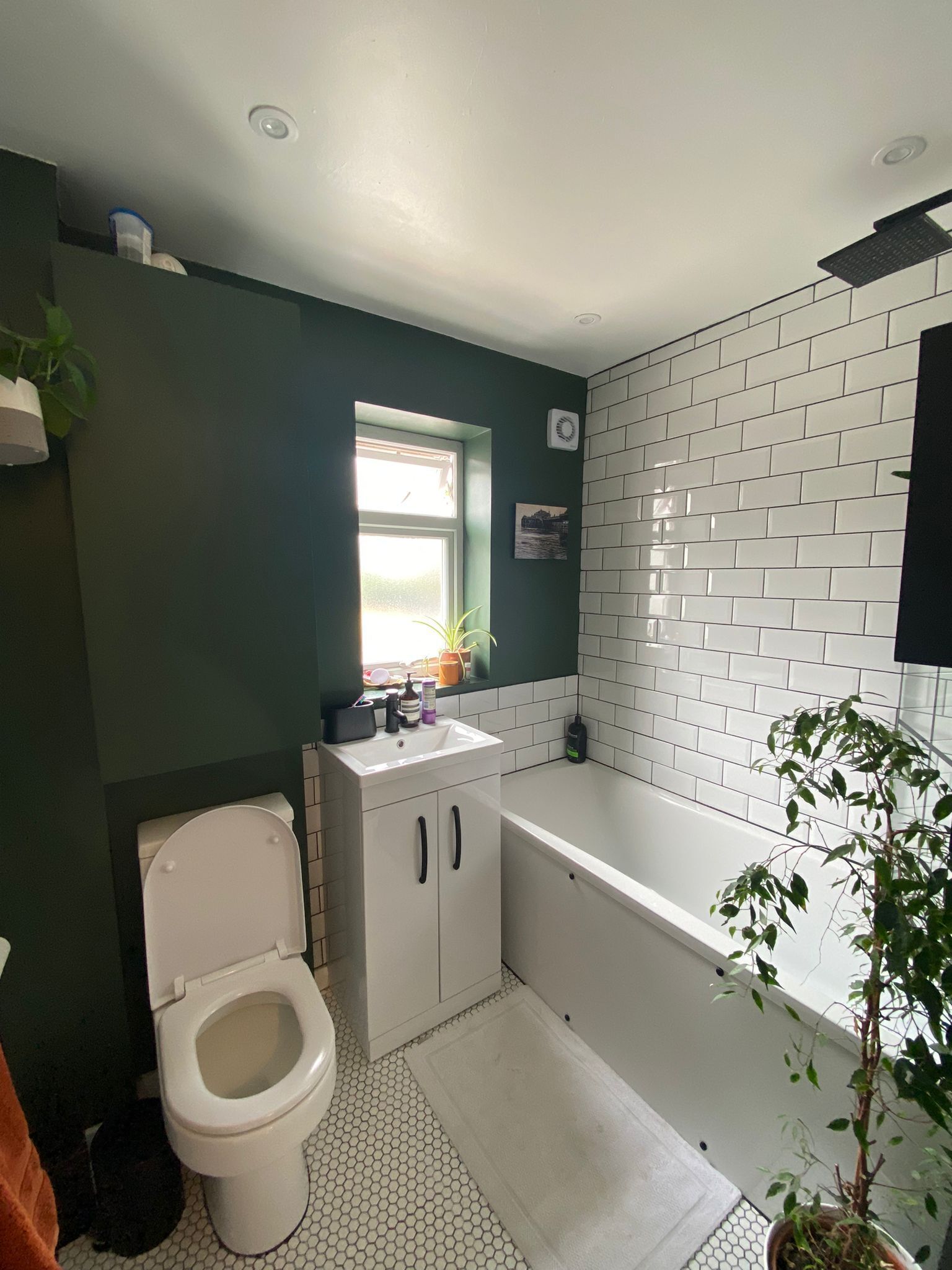 A bathroom with a toilet, sink, and bathtub.