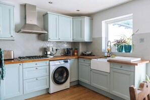 雪櫃、微波爐、焗爐、洗碗機