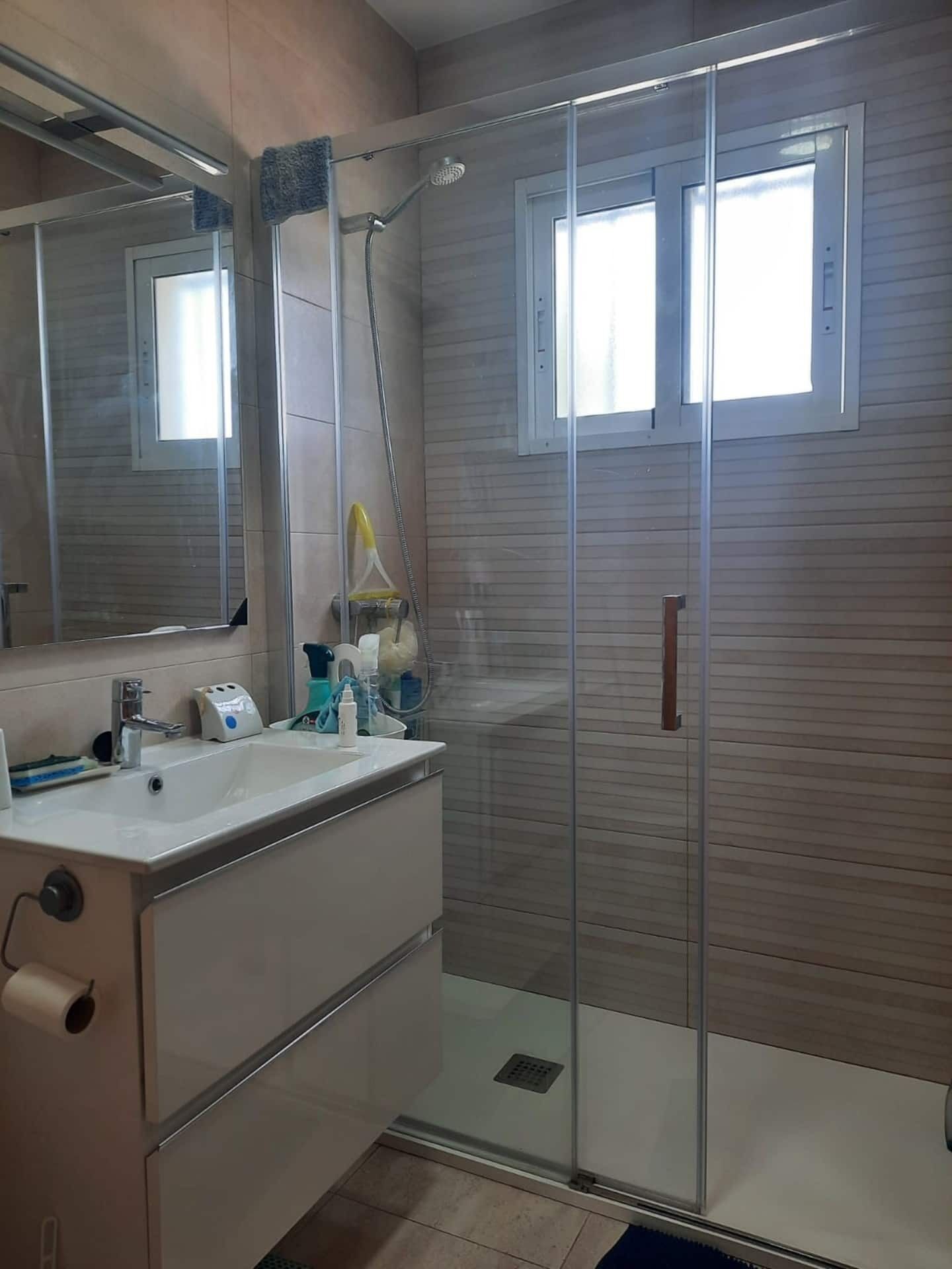 Een haardroger, handdoeken, zeep, shampoo