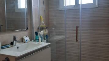 Een haardroger, handdoeken, zeep, shampoo