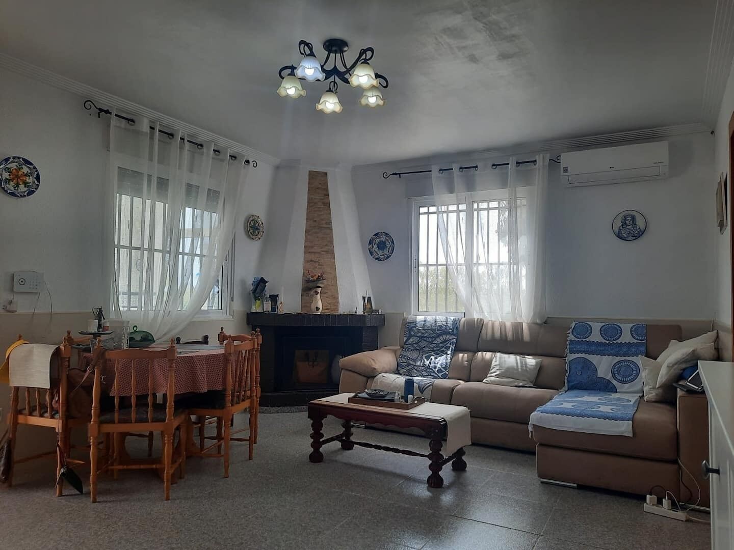 智能电视、壁炉、书