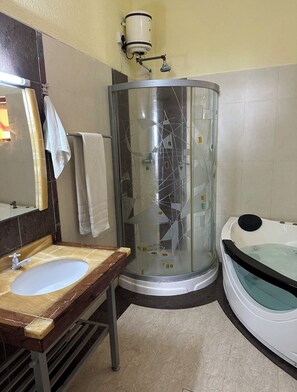 Douche, baignoire à jets, sèche-cheveux, serviettes fournies