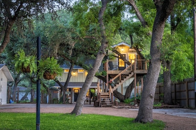 River Haven Treehouse w/Hot Tub by Gruene!