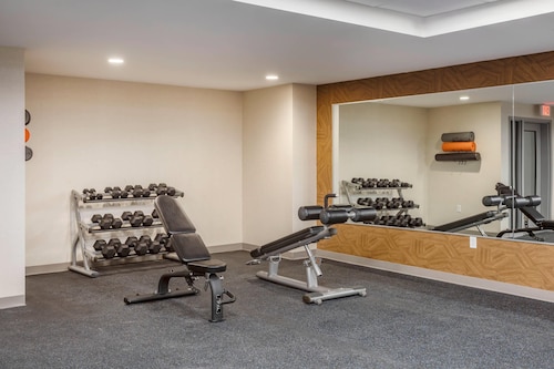 Comfort Inn & Suites Newark Liberty International Airport