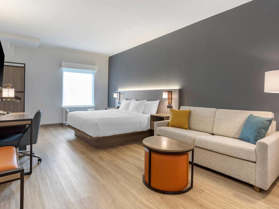 Studio Suite, 1 King Bed with Sofa Bed Accessible, Non Smoking | Biancheria da letto di alta qualità, una scrivania, postazione laptop
