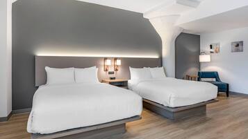 Roupas de cama premium, escrivaninha, espaço de trabalho para notebook