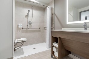 Luxe beddengoed, een bureau, een laptopwerkplek