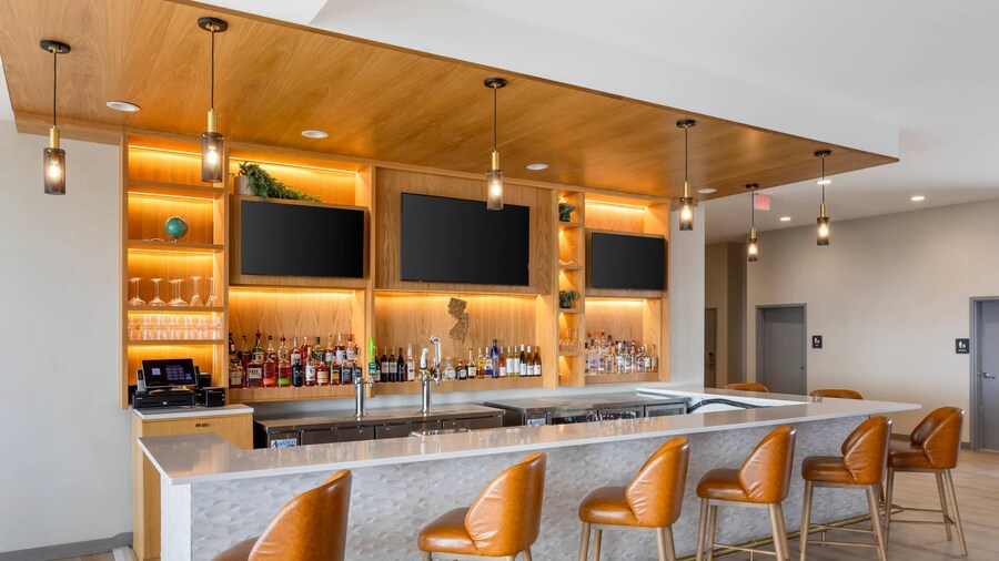 Comfort Inn & Suites Newark Liberty International Airport