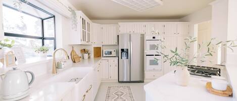 ثلاجة، ميكروويف، فرن، موقد طهي مسطح