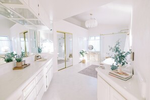 Haartrockner, Handtücher, Seife, Shampoo