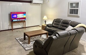 Smart TV, books - Lake Daze Retreat at Kirby ~ Lake Greeson~ (Kirby)