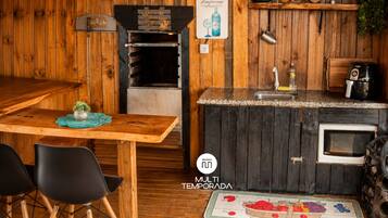 Chalet de luna de miel, bañera de hidromasaje, vistas a la montaña | Restauración