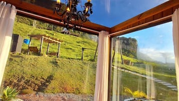 Honeymoon Chalet, Jetted Tub, Mountain View | Living area