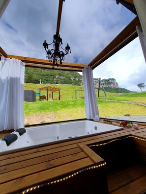 Honeymoon-Chalet, Whirlpool, Bergblick | Wohnbereich
