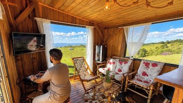 Chalet de luna de miel, bañera de hidromasaje, vistas a la montaña | Restaurante al aire libre
