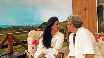 Honeymoon Chalet, Jetted Tub, Mountain View | Living area