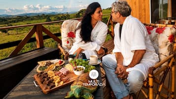 Chalet de luna de miel, bañera de hidromasaje, vistas a la montaña | Restaurante al aire libre