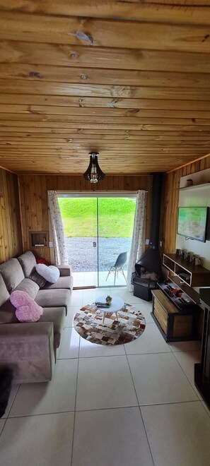 ฮันนีมูนชาเลท์, อ่างน้ำวน, วิวภูเขา | บริเวณนั่งเล่น | ทีวี 32 นิ้ว พร้อมช่องดิจิตอล