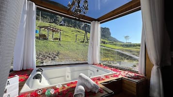 Chalé lua de mel, banheira de hidromassagem, vista para a montanha | Banheira de hidromassagem particular