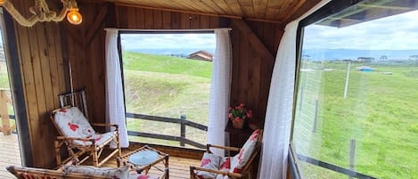 Chalet de luna de miel, hidromasaje, vista a la montaña | Área de sala de estar | Televisión de 32 pulgadas con canales digitales