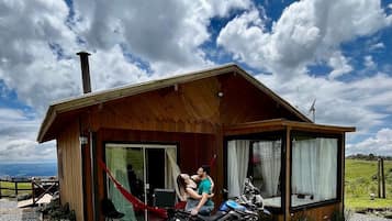 Honeymoon Chalet, Jetted Tub, Mountain View | Living area