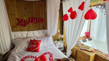 Chalé lua de mel, banheira de hidromassagem, vista para a montanha | 2 quartos, roupas de cama de algodão egípcio, roupas de cama premium