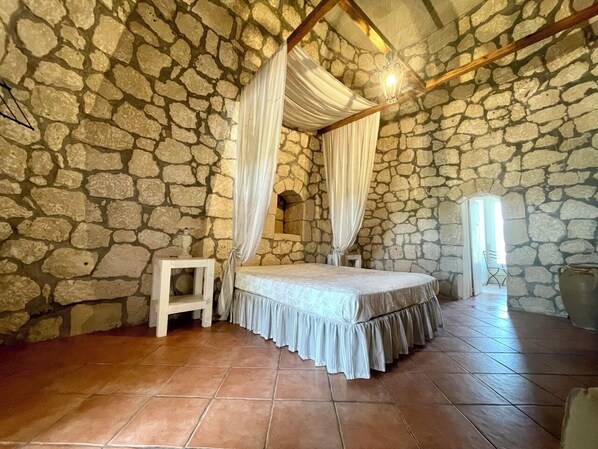 1 bedroom, bed sheets - Apulian Trullo - "Pajara" Contrada Morusi (Puglia)