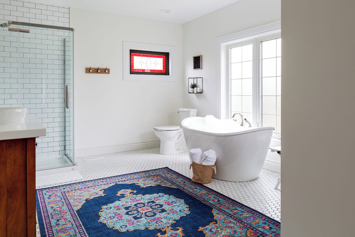 Quarto romântico | Banheiro | Secador de cabelo, toalhas de banho, sabonete, shampoo