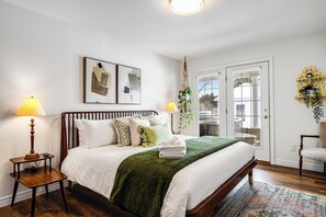Premium Suite | Egyptian cotton sheets, premium bedding, free WiFi, bed sheets - Dream Estate Inn (Leamington)