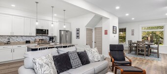 Midterm Rental - 1 Mi from Wash U & Pet Friendly