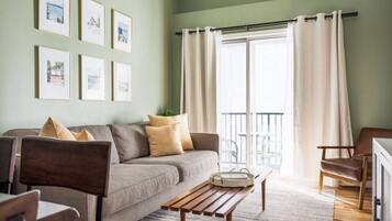 Een smart-tv en boeken