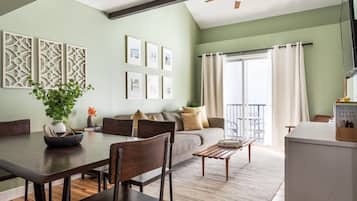 Een smart-tv en boeken