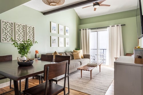 Downtown TC Townhouse - Close to Beach