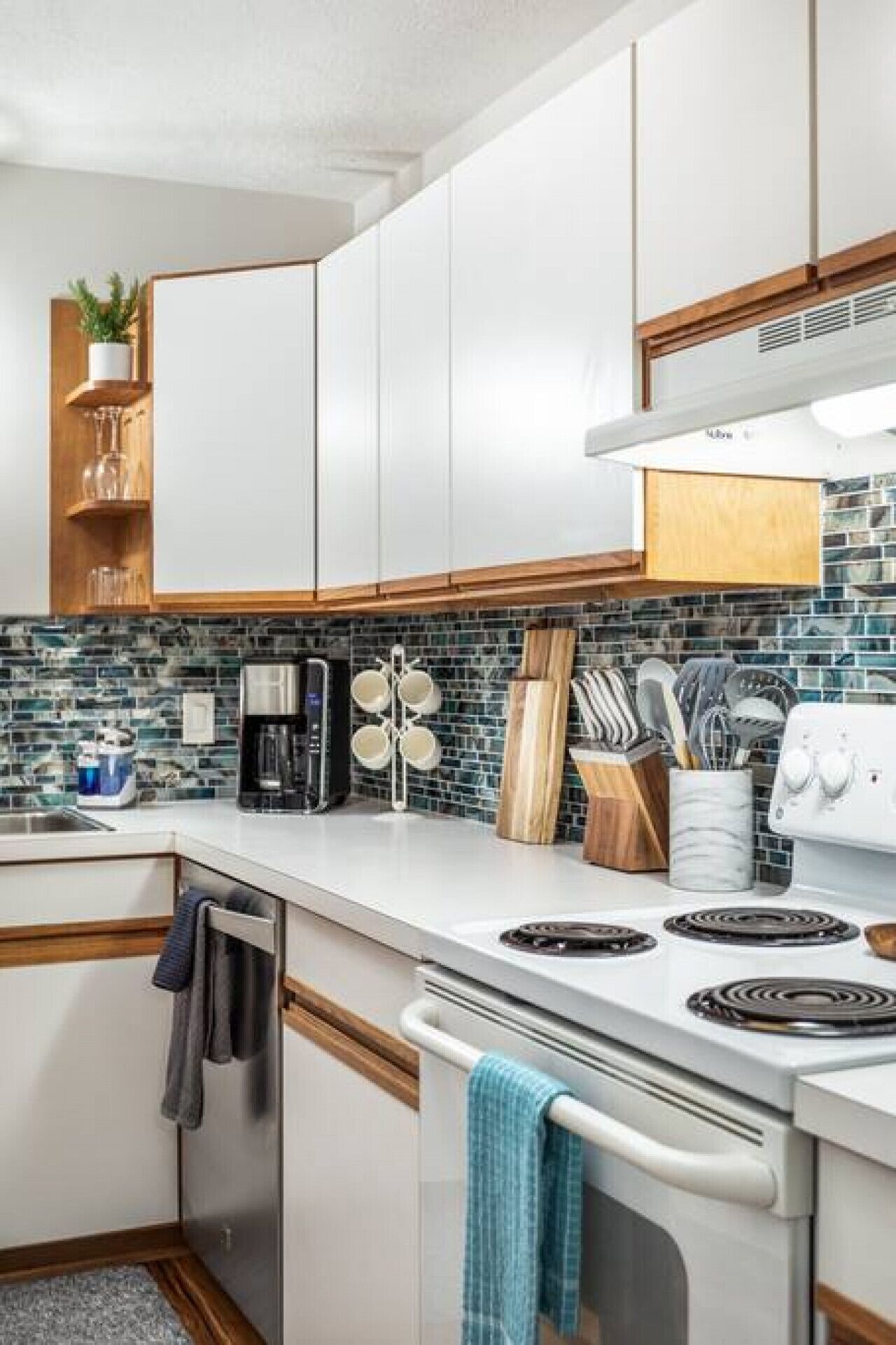 Een koelkast, een magnetron, een oven, een kookplaat