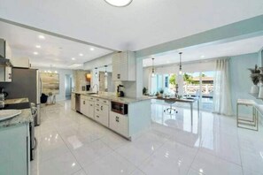 Coffee/tea maker, fridge, microwave, oven - Waterfront Villa/Heated Pool/5 min to Beach/Kayak/Fishing (Fort Lauderdale)