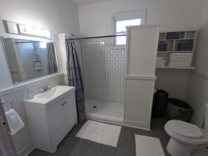 Dusche, Haartrockner, Bidet, Handtücher