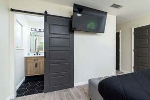 4 bedrooms, desk, iron/ironing board, free WiFi - Lake Worth Stay – Sleeps 8, World Cup Ready (Lake Worth)