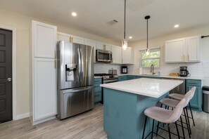 Fridge, microwave, oven, stovetop - Lake Worth Stay – Sleeps 8, World Cup Ready (Lake Worth)