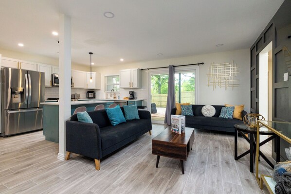 Smart TV, fireplace - Lake Worth Stay – Sleeps 8, World Cup Ready (Lake Worth)