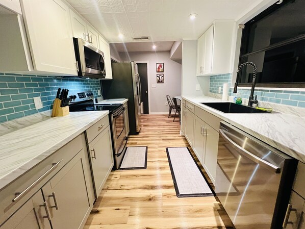 冷蔵庫、電子レンジ、オーブン、コンロ