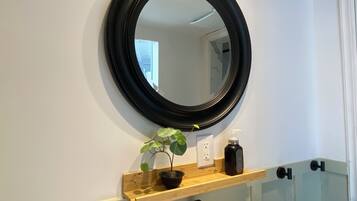 Suihku, hiustenkuivaaja, pyyhkeet, saippua