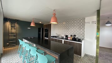 Kühlschrank, Mikrowelle, Herdplatte, Kochgeschirr/Geschirr/Besteck