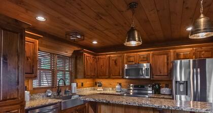 Above The Clouds cabin w/ mountain views, hot tub, and game room!
