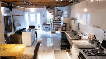 Réfrigérateur, micro-ondes, four, plaque de cuisson