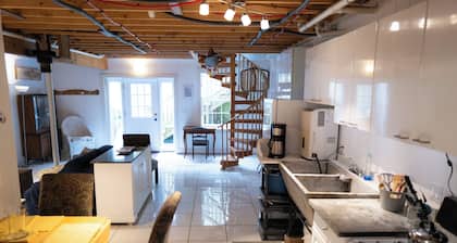 New to VRBO! 2/1 Mid Island Apartment, Sleeps 5
