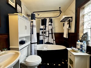 Secador de pelo, bidet, toallas, jabón