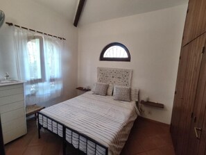 1 غرفة نوم ومكواة/لوح كي وواي فاي وملاءات أسرّة