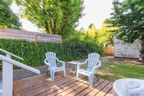Property grounds - Charming Eugene Retreat: Private Hot Tub & Yard! (Eugene)