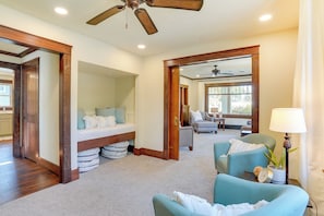 4 bedrooms, desk, travel cot, Internet